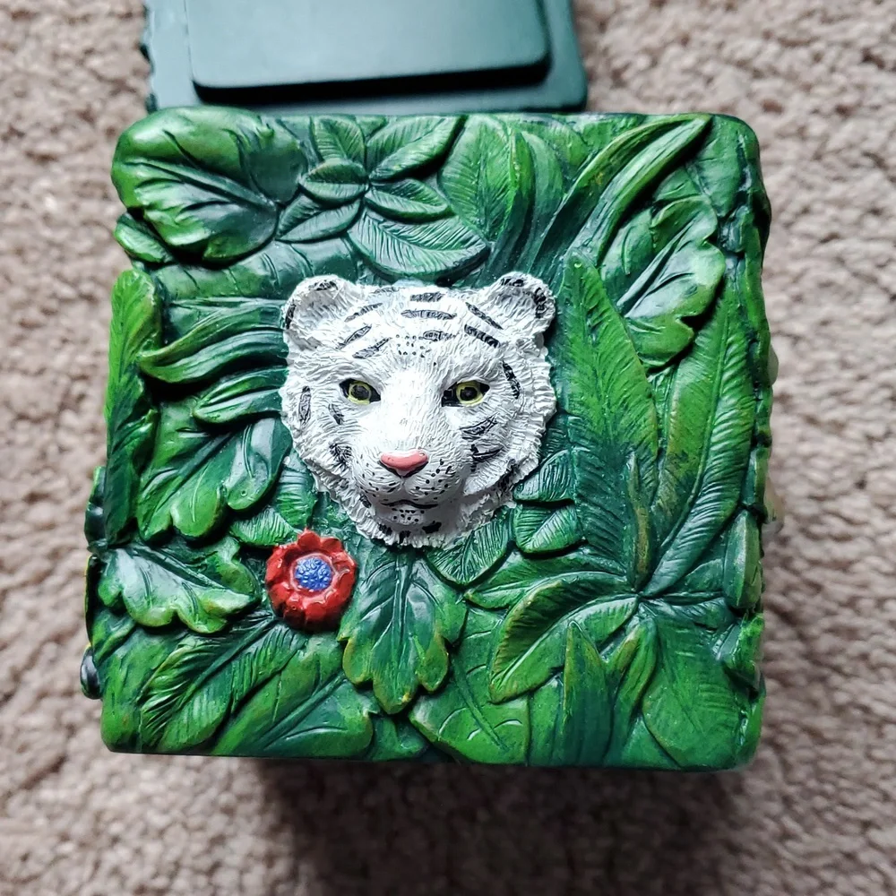 Tropical Green Bathroom Set with Safari Design